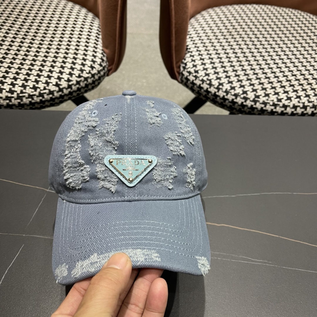  火爆倒三角四色出货！Prada(普拉达)破洞棒球帽， 经典倒三角金属logo，轻盈透气！质量超赞，基础