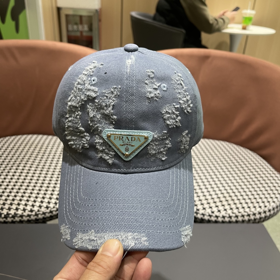  火爆倒三角四色出货！Prada(普拉达)破洞棒球帽， 经典倒三角金属logo，轻盈透气！质量超赞，基础