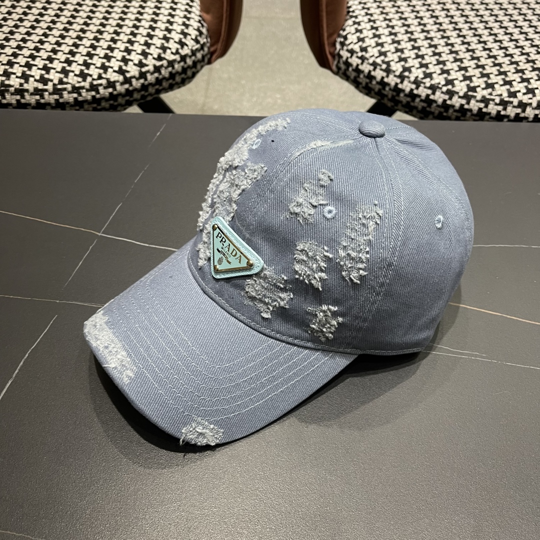  火爆倒三角四色出货！Prada(普拉达)破洞棒球帽， 经典倒三角金属logo，轻盈透气！质量超赞，基础