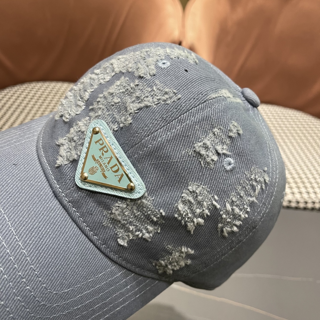  火爆倒三角四色出货！Prada(普拉达)破洞棒球帽， 经典倒三角金属logo，轻盈透气！质量超赞，基础