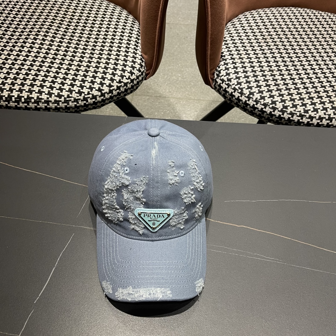  火爆倒三角四色出货！Prada(普拉达)破洞棒球帽， 经典倒三角金属logo，轻盈透气！质量超赞，基础