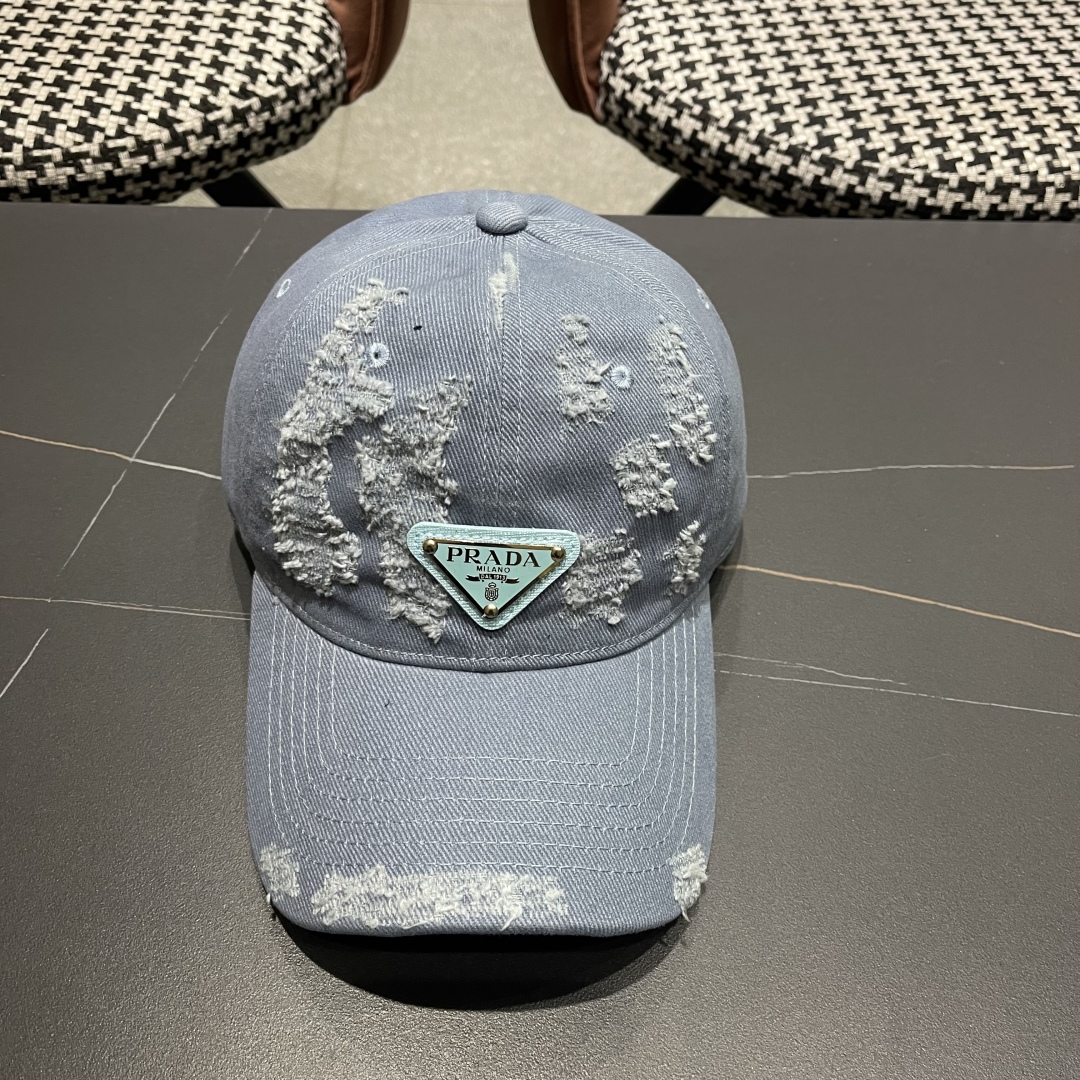  火爆倒三角四色出货！Prada(普拉达)破洞棒球帽， 经典倒三角金属logo，轻盈透气！质量超赞，基础