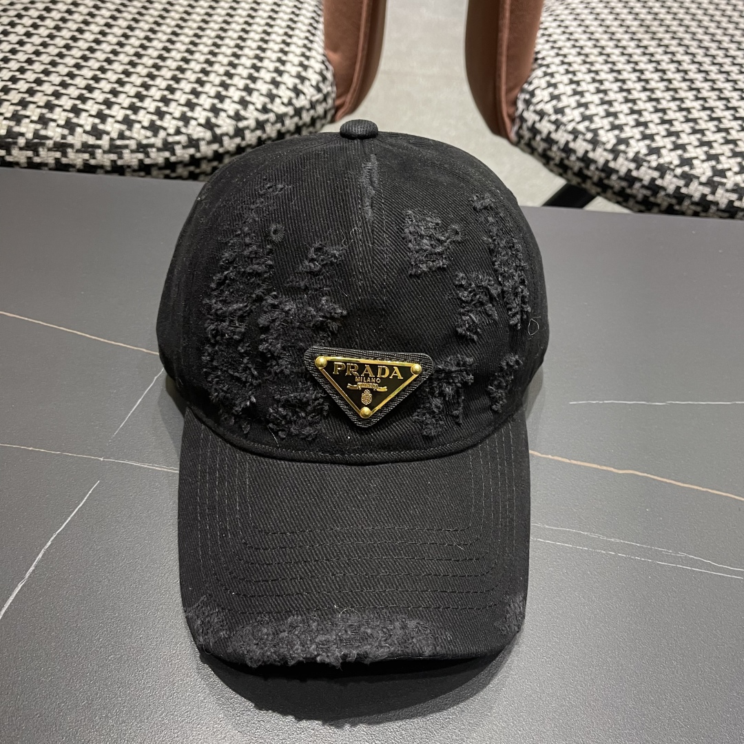  火爆倒三角四色出货！Prada(普拉达)破洞棒球帽， 经典倒三角金属logo，轻盈透气！质量超赞，基础