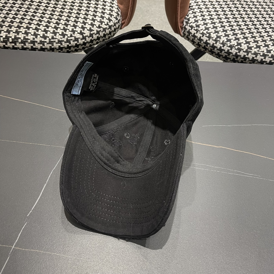  火爆倒三角四色出货！Prada(普拉达)破洞棒球帽， 经典倒三角金属logo，轻盈透气！质量超赞，基础