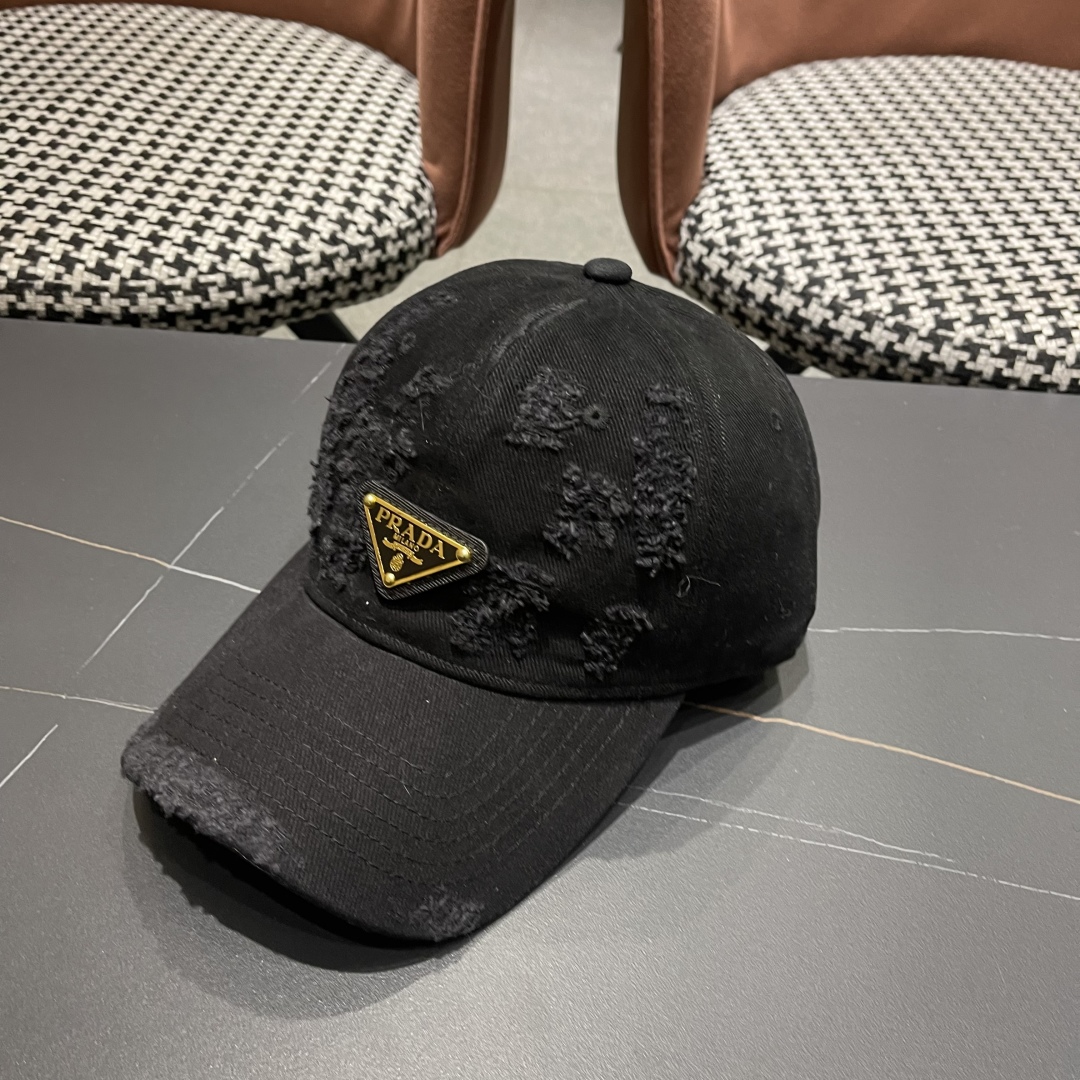  火爆倒三角四色出货！Prada(普拉达)破洞棒球帽， 经典倒三角金属logo，轻盈透气！质量超赞，基础