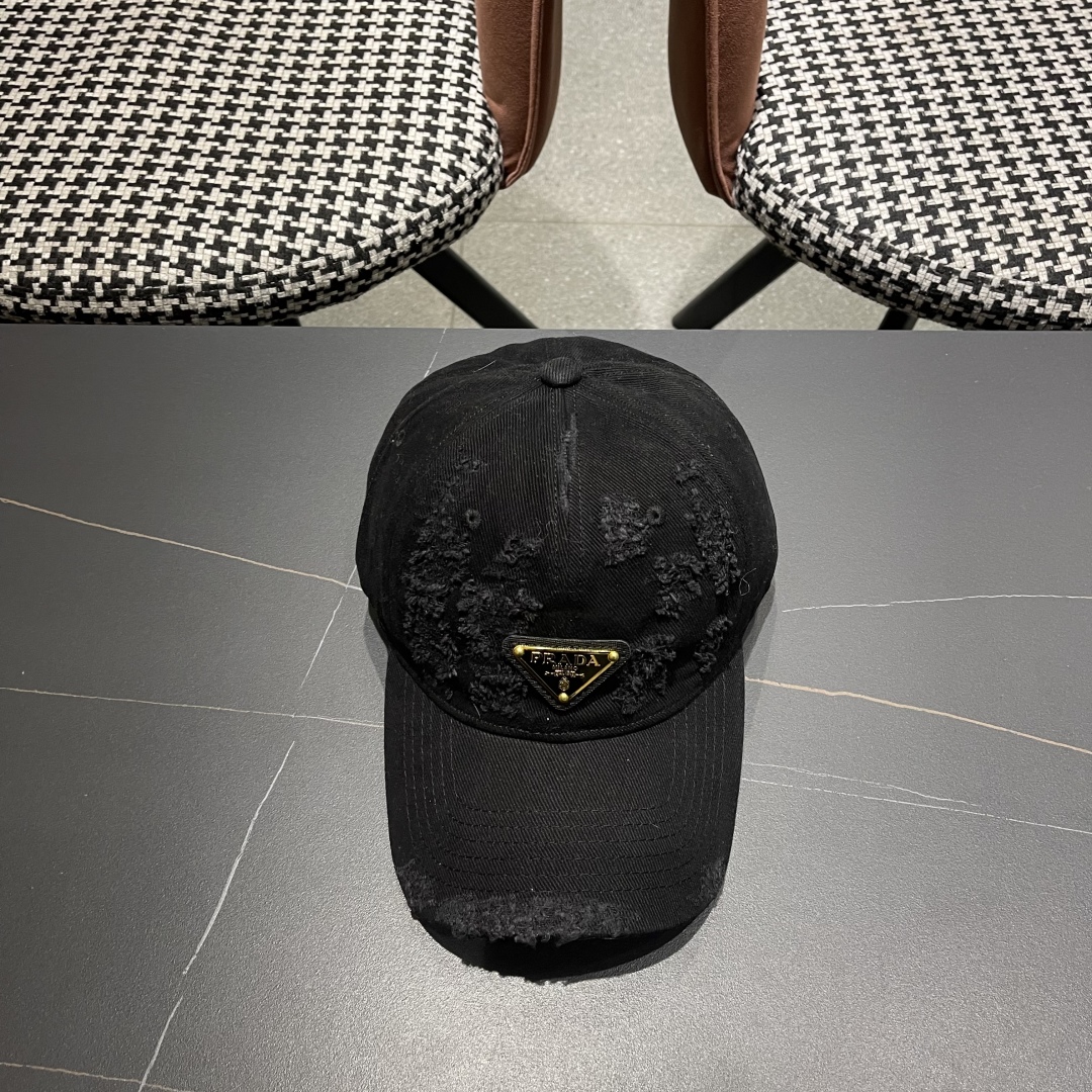  火爆倒三角四色出货！Prada(普拉达)破洞棒球帽， 经典倒三角金属logo，轻盈透气！质量超赞，基础