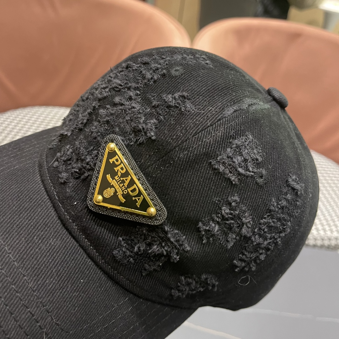  火爆倒三角四色出货！Prada(普拉达)破洞棒球帽， 经典倒三角金属logo，轻盈透气！质量超赞，基础