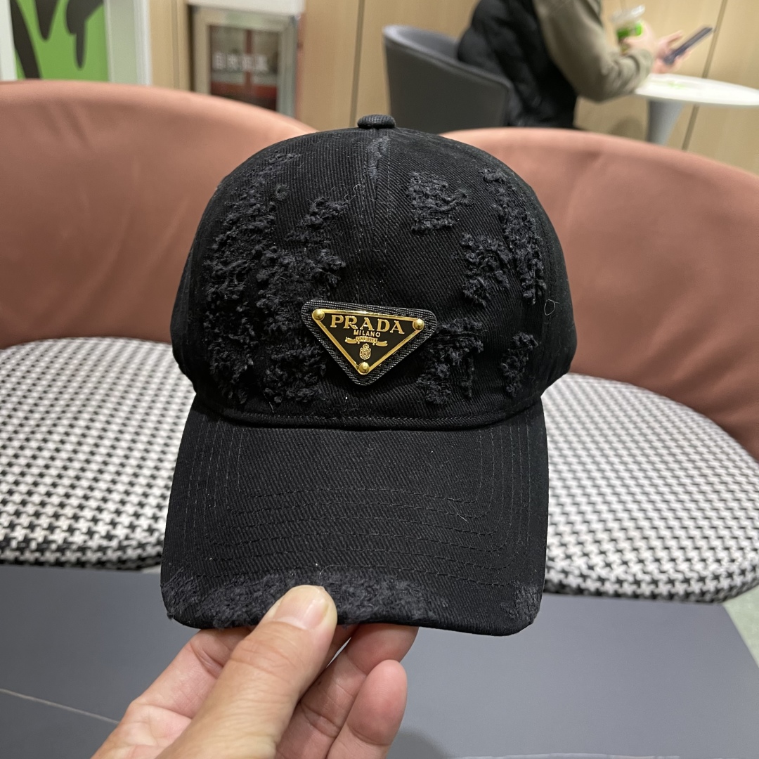  火爆倒三角四色出货！Prada(普拉达)破洞棒球帽， 经典倒三角金属logo，轻盈透气！质量超赞，基础