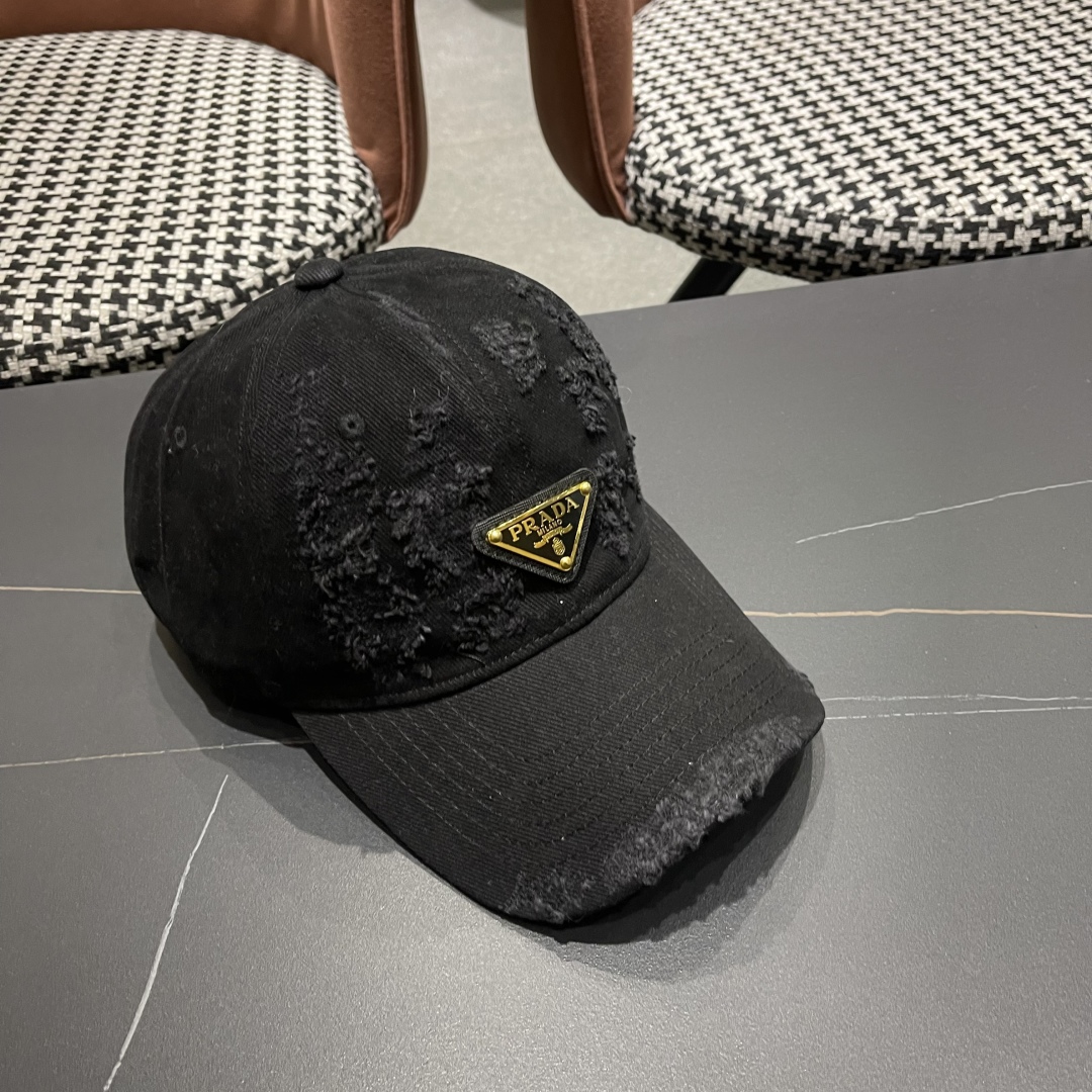  火爆倒三角四色出货！Prada(普拉达)破洞棒球帽， 经典倒三角金属logo，轻盈透气！质量超赞，基础