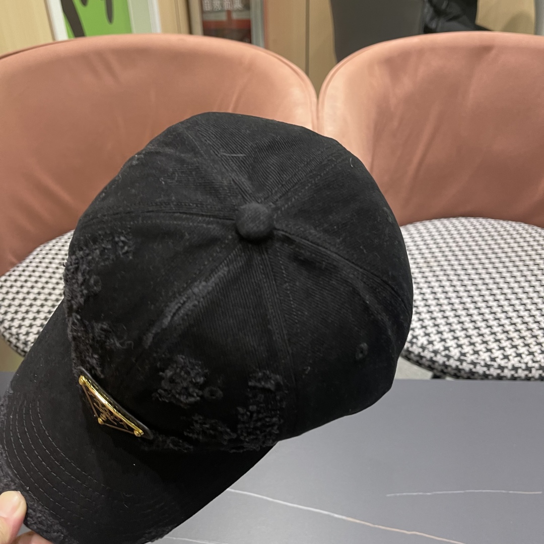  火爆倒三角四色出货！Prada(普拉达)破洞棒球帽， 经典倒三角金属logo，轻盈透气！质量超赞，基础