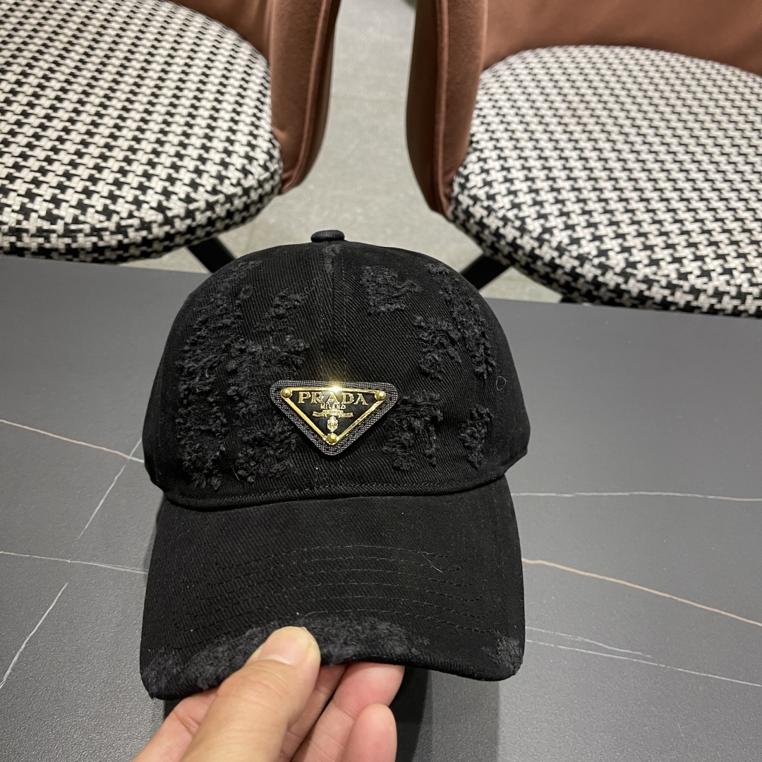  火爆倒三角四色出货！Prada(普拉达)破洞棒球帽， 经典倒三角金属logo，轻盈透气！质量超赞，基础