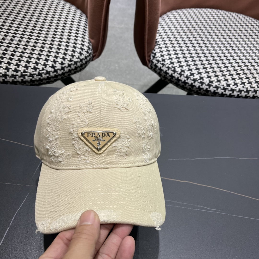  火爆倒三角四色出货！Prada(普拉达)破洞棒球帽， 经典倒三角金属logo，轻盈透气！质量超赞，基础