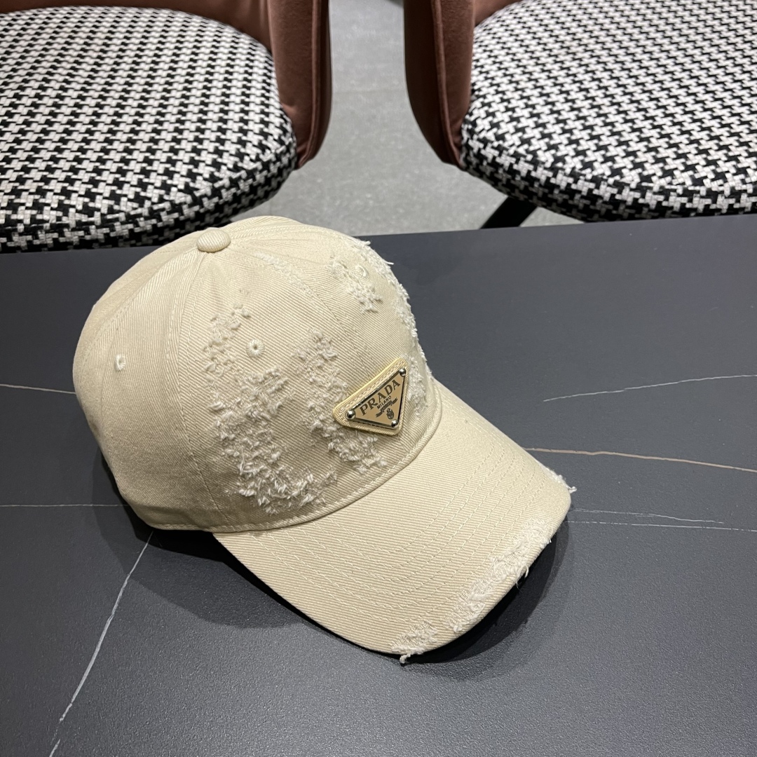  火爆倒三角四色出货！Prada(普拉达)破洞棒球帽， 经典倒三角金属logo，轻盈透气！质量超赞，基础