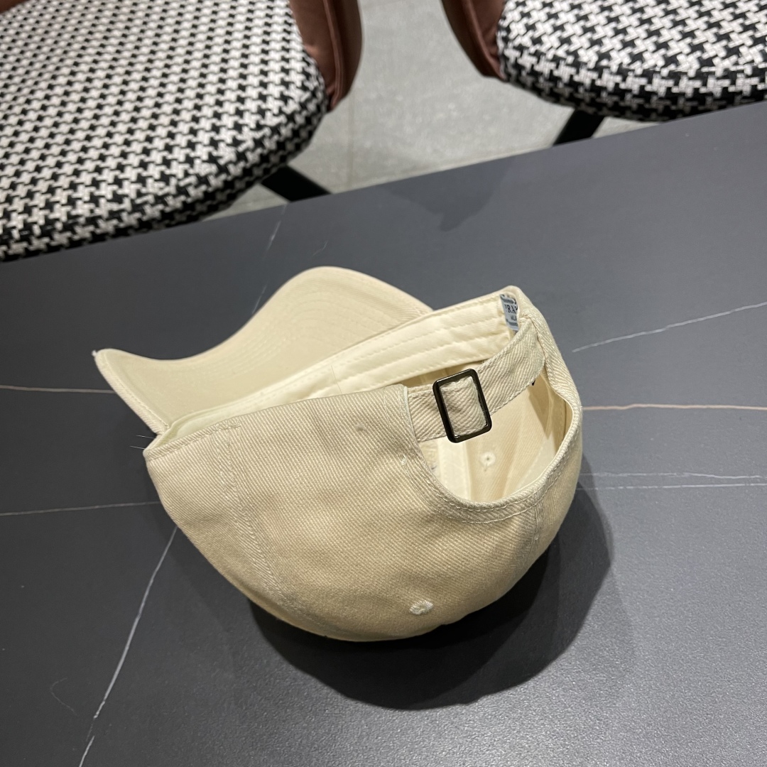  火爆倒三角四色出货！Prada(普拉达)破洞棒球帽， 经典倒三角金属logo，轻盈透气！质量超赞，基础