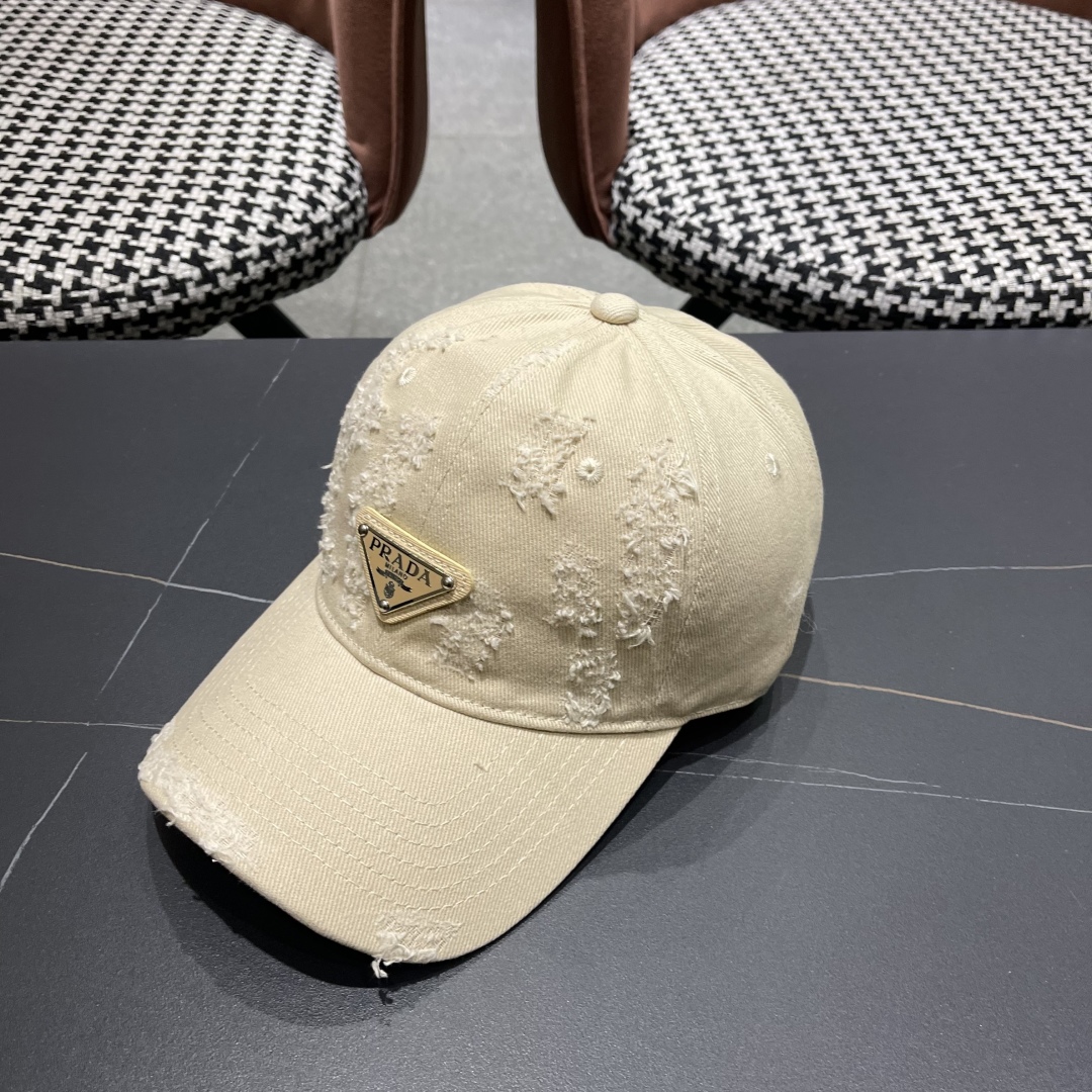  火爆倒三角四色出货！Prada(普拉达)破洞棒球帽， 经典倒三角金属logo，轻盈透气！质量超赞，基础