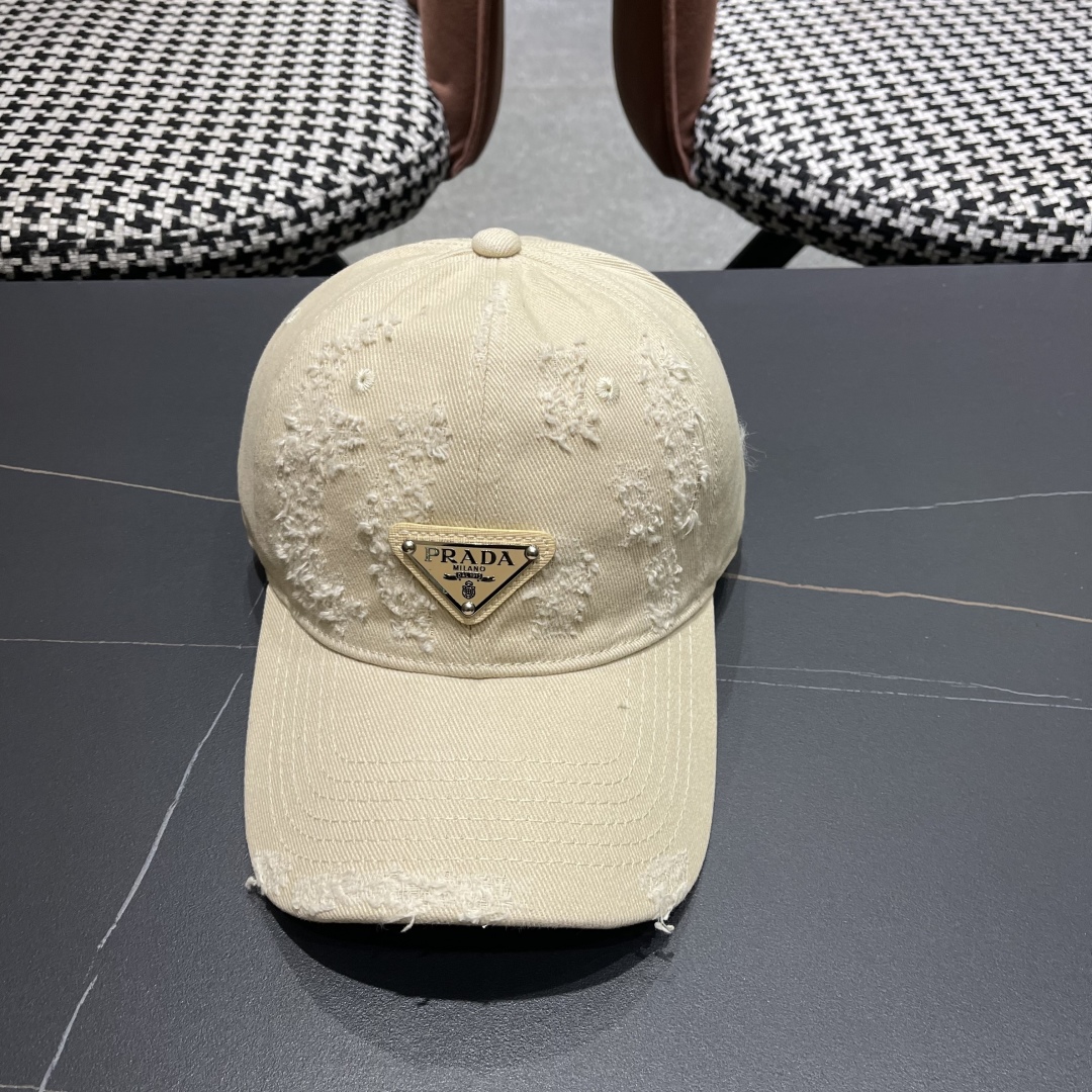  火爆倒三角四色出货！Prada(普拉达)破洞棒球帽， 经典倒三角金属logo，轻盈透气！质量超赞，基础