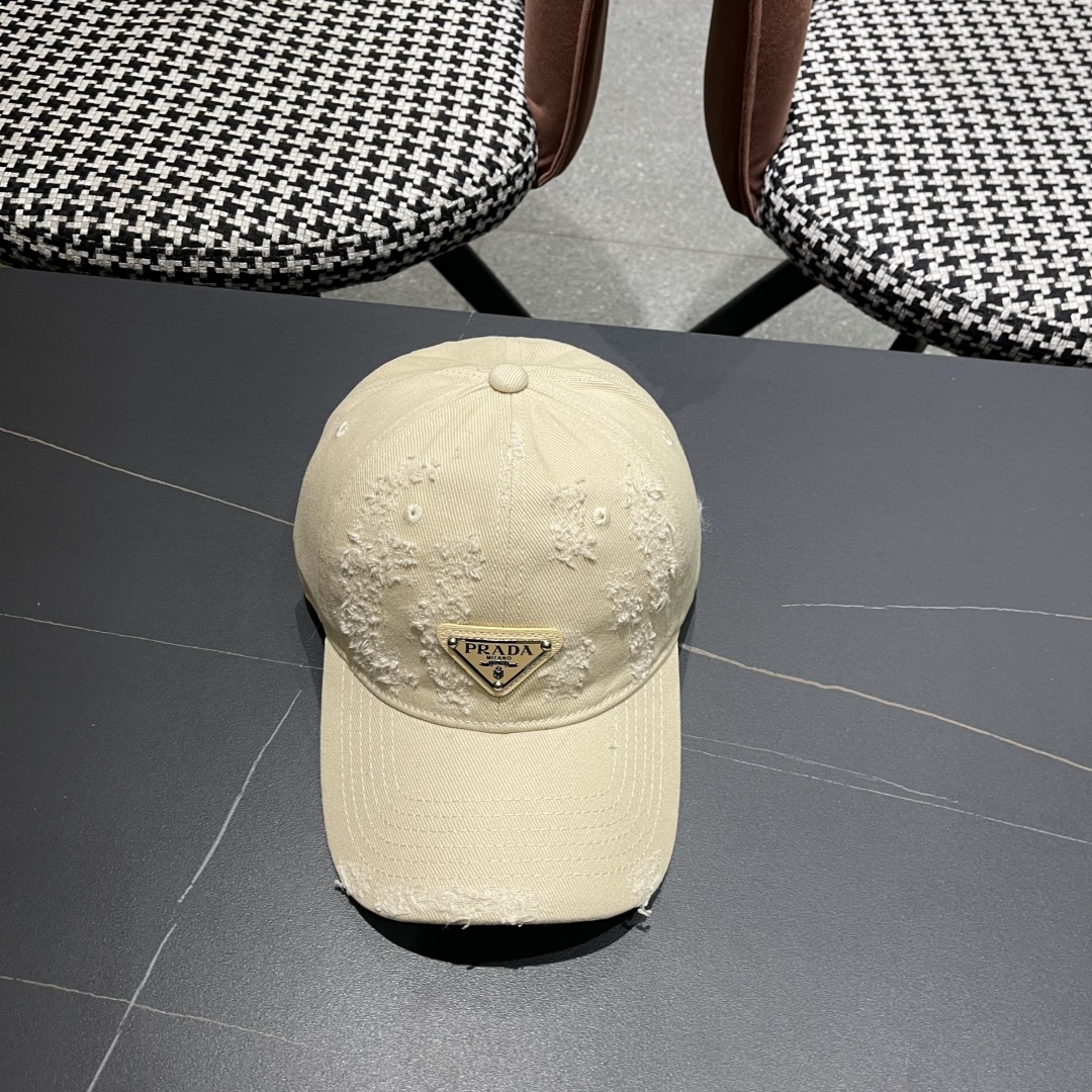  火爆倒三角四色出货！Prada(普拉达)破洞棒球帽， 经典倒三角金属logo，轻盈透气！质量超赞，基础