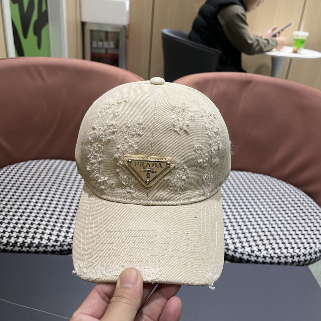  火爆倒三角四色出货！Prada(普拉达)破洞棒球帽， 经典倒三角金属logo，轻盈透气！质量超赞，基础