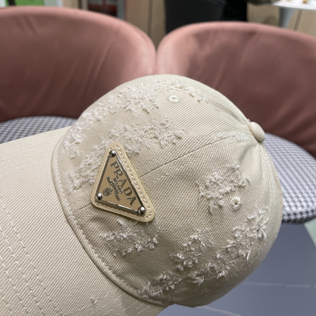  火爆倒三角四色出货！Prada(普拉达)破洞棒球帽， 经典倒三角金属logo，轻盈透气！质量超赞，基础