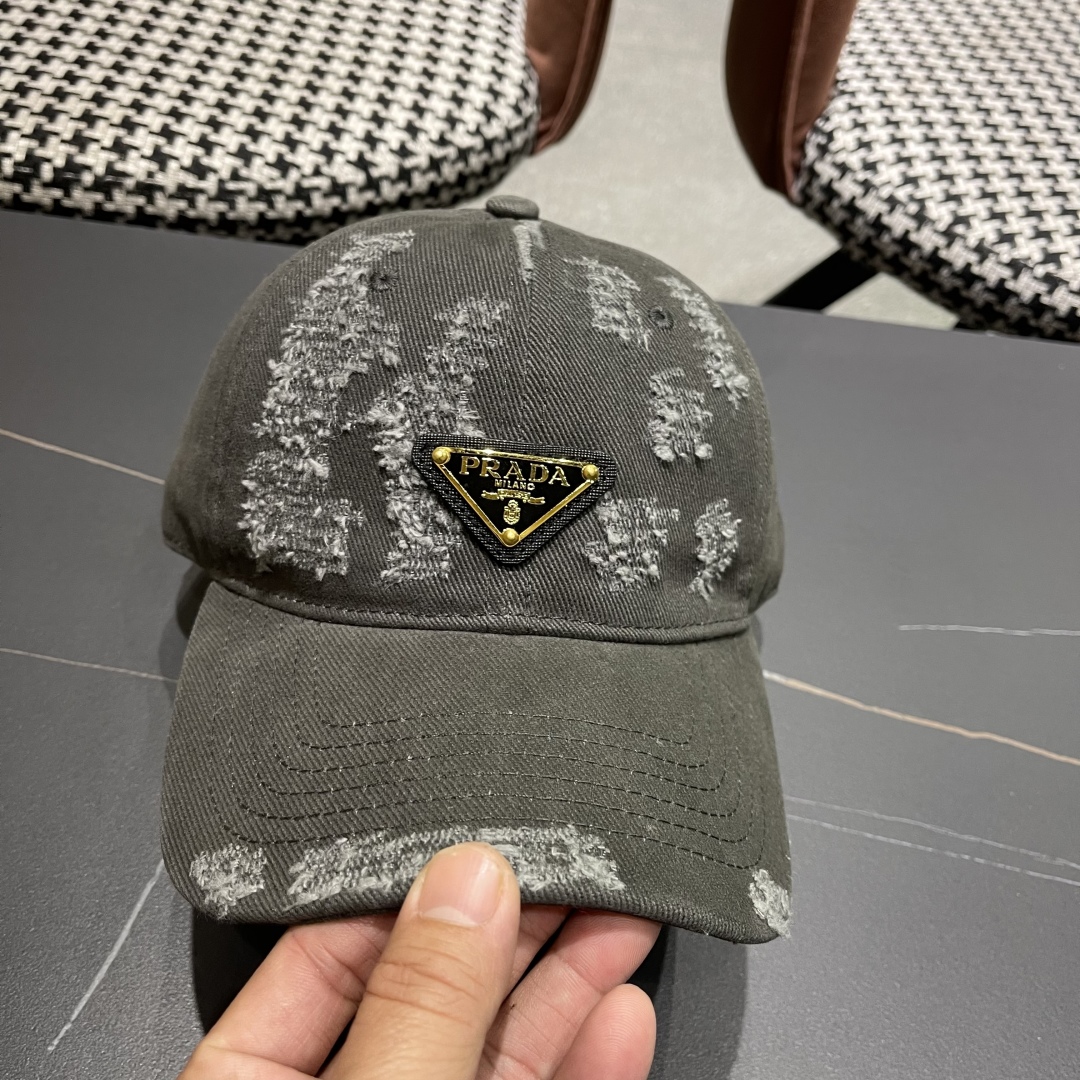  火爆倒三角四色出货！Prada(普拉达)破洞棒球帽， 经典倒三角金属logo，轻盈透气！质量超赞，基础