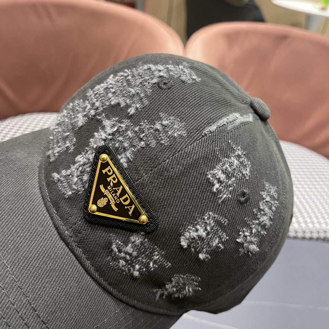  火爆倒三角四色出货！Prada(普拉达)破洞棒球帽， 经典倒三角金属logo，轻盈透气！质量超赞，基础