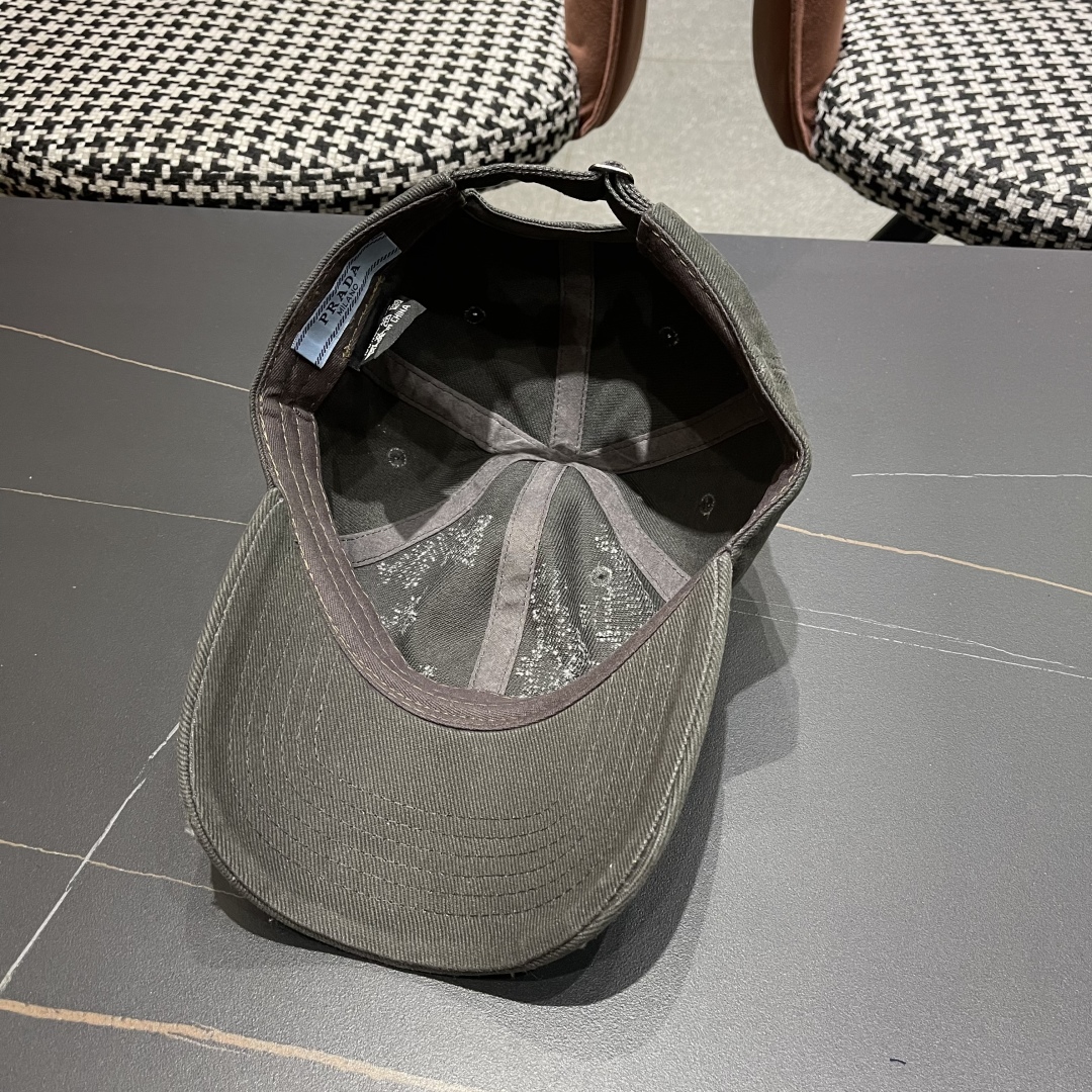  火爆倒三角四色出货！Prada(普拉达)破洞棒球帽， 经典倒三角金属logo，轻盈透气！质量超赞，基础