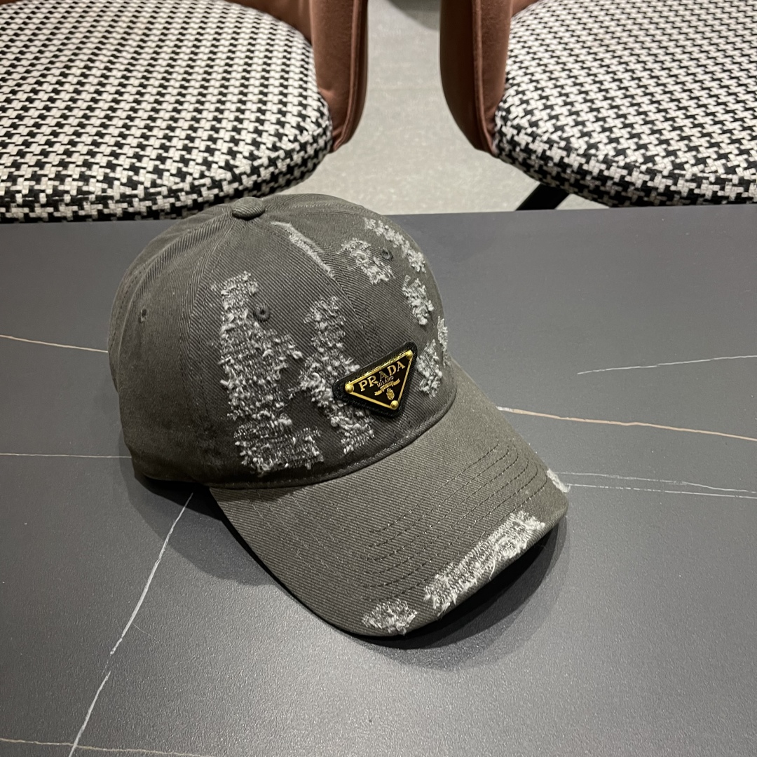  火爆倒三角四色出货！Prada(普拉达)破洞棒球帽， 经典倒三角金属logo，轻盈透气！质量超赞，基础