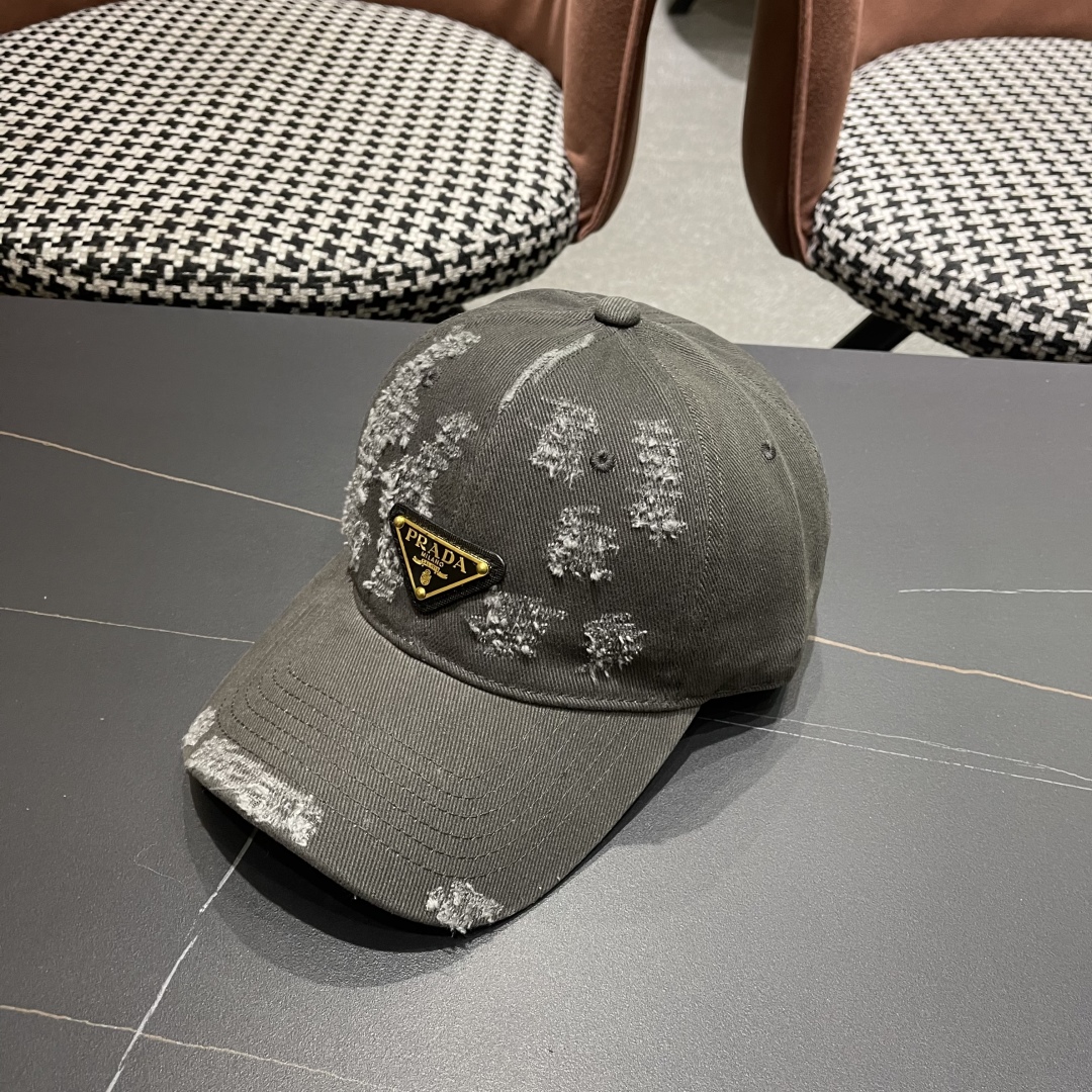  火爆倒三角四色出货！Prada(普拉达)破洞棒球帽， 经典倒三角金属logo，轻盈透气！质量超赞，基础