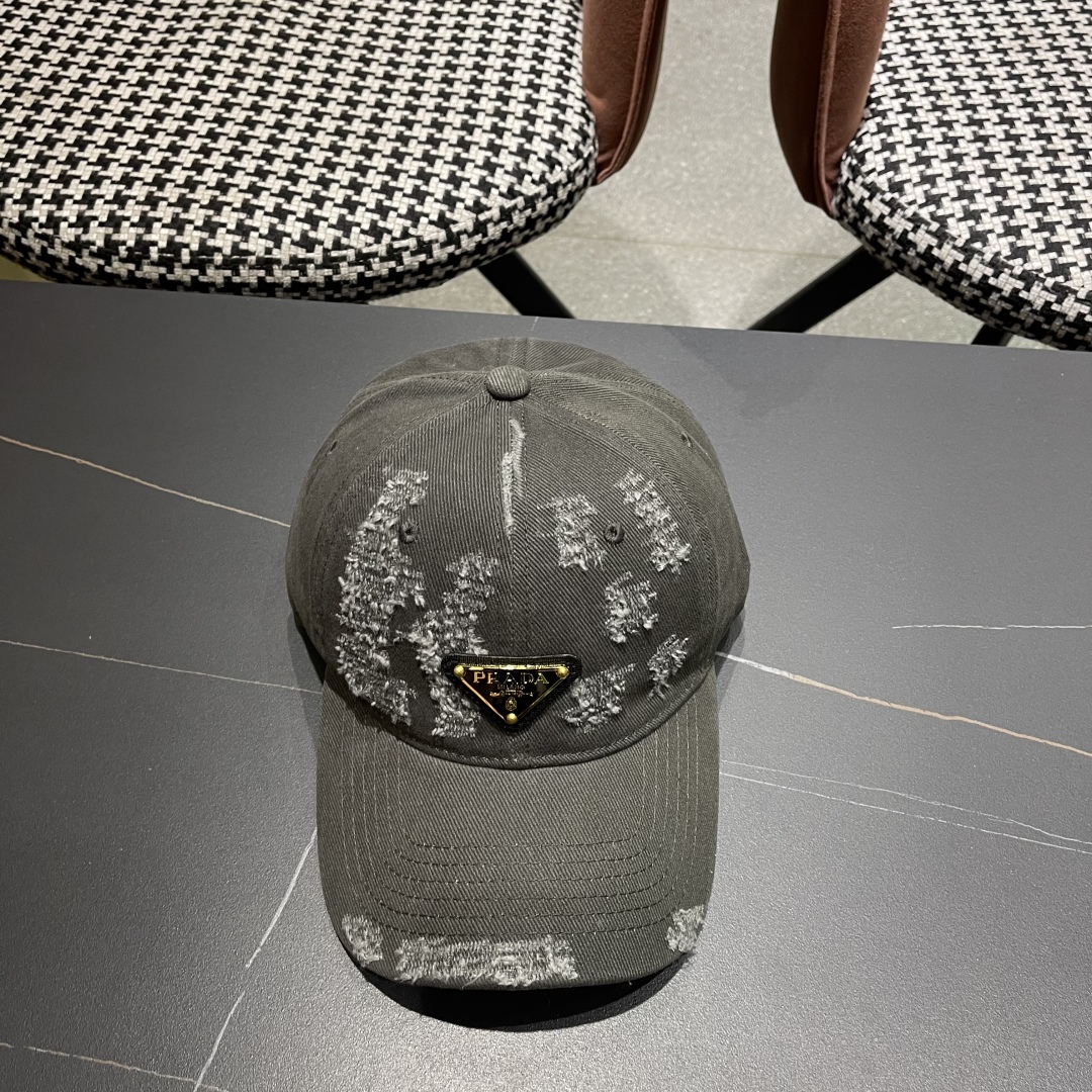  火爆倒三角四色出货！Prada(普拉达)破洞棒球帽， 经典倒三角金属logo，轻盈透气！质量超赞，基础