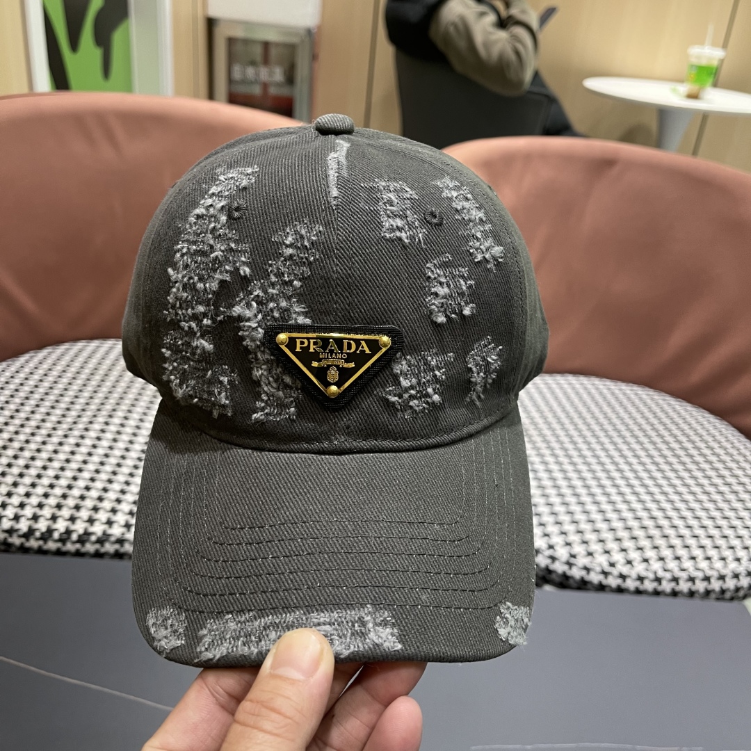  火爆倒三角四色出货！Prada(普拉达)破洞棒球帽， 经典倒三角金属logo，轻盈透气！质量超赞，基础