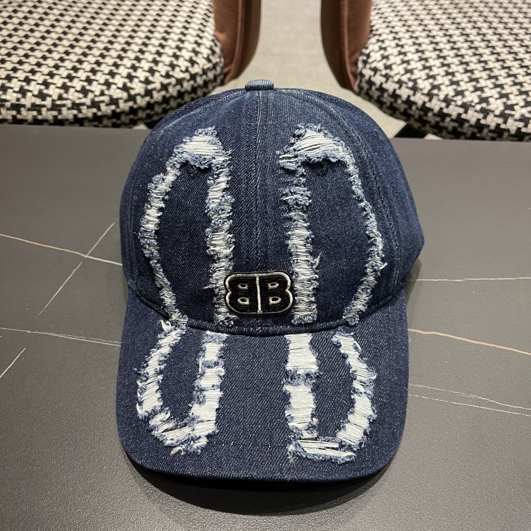  BALENCIAGA巴黎世家新款棒球帽，很酷的色系，男女佩戴都有不同style，巴黎粉必入款！