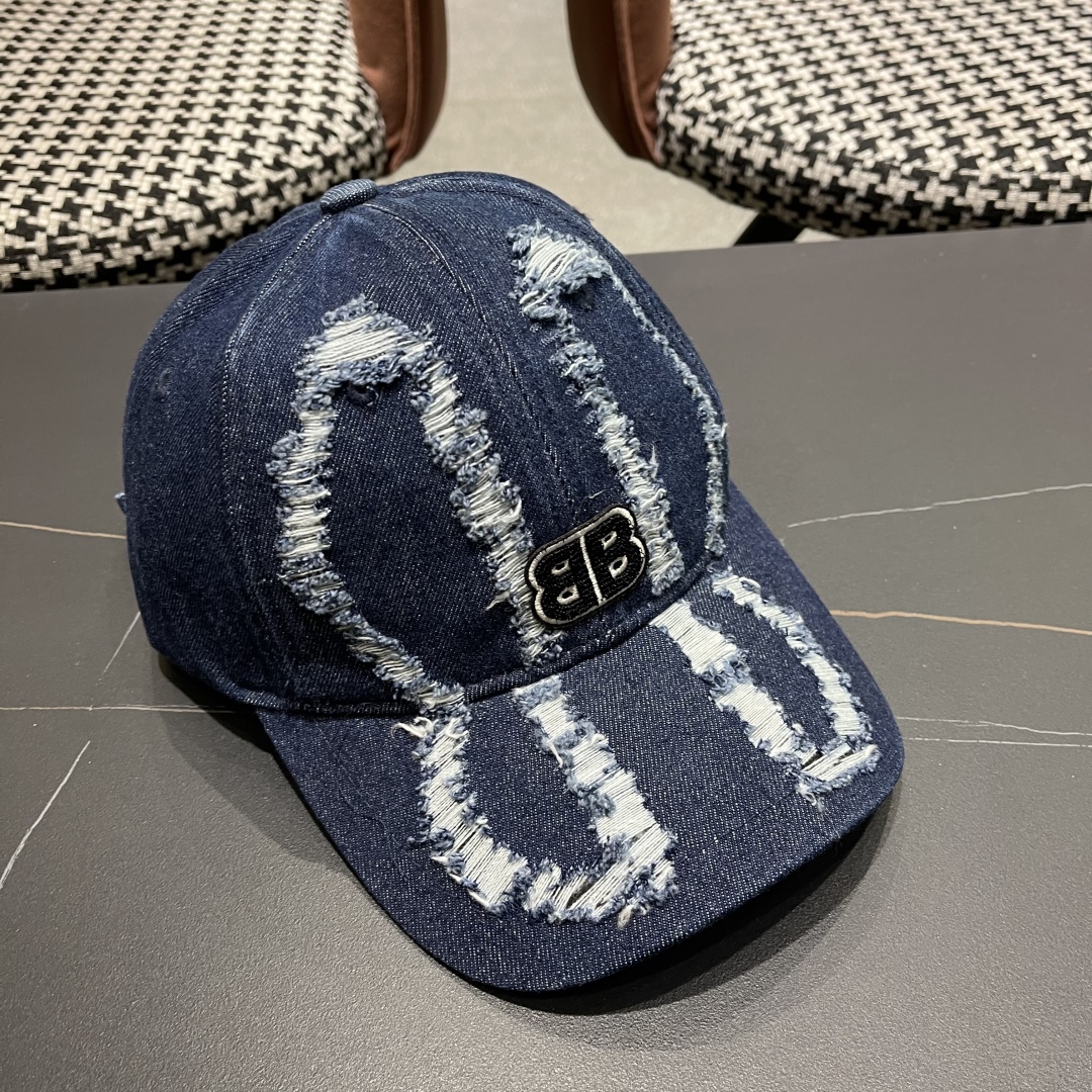  BALENCIAGA巴黎世家新款棒球帽，很酷的色系，男女佩戴都有不同style，巴黎粉必入款！