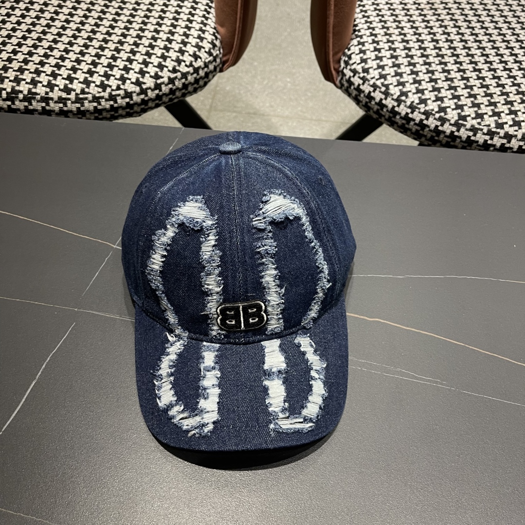  BALENCIAGA巴黎世家新款棒球帽，很酷的色系，男女佩戴都有不同style，巴黎粉必入款！