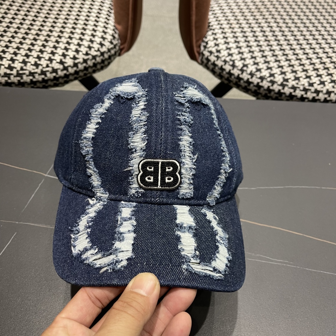 BALENCIAGA巴黎世家新款棒球帽，很酷的色系，男女佩戴都有不同style，巴黎粉必入款！