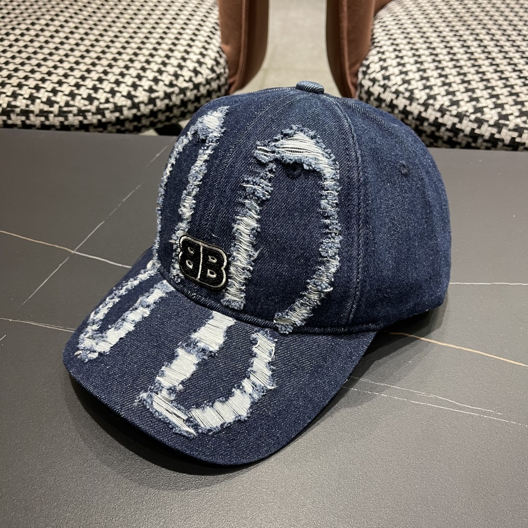  BALENCIAGA巴黎世家新款棒球帽，很酷的色系，男女佩戴都有不同style，巴黎粉必入款！