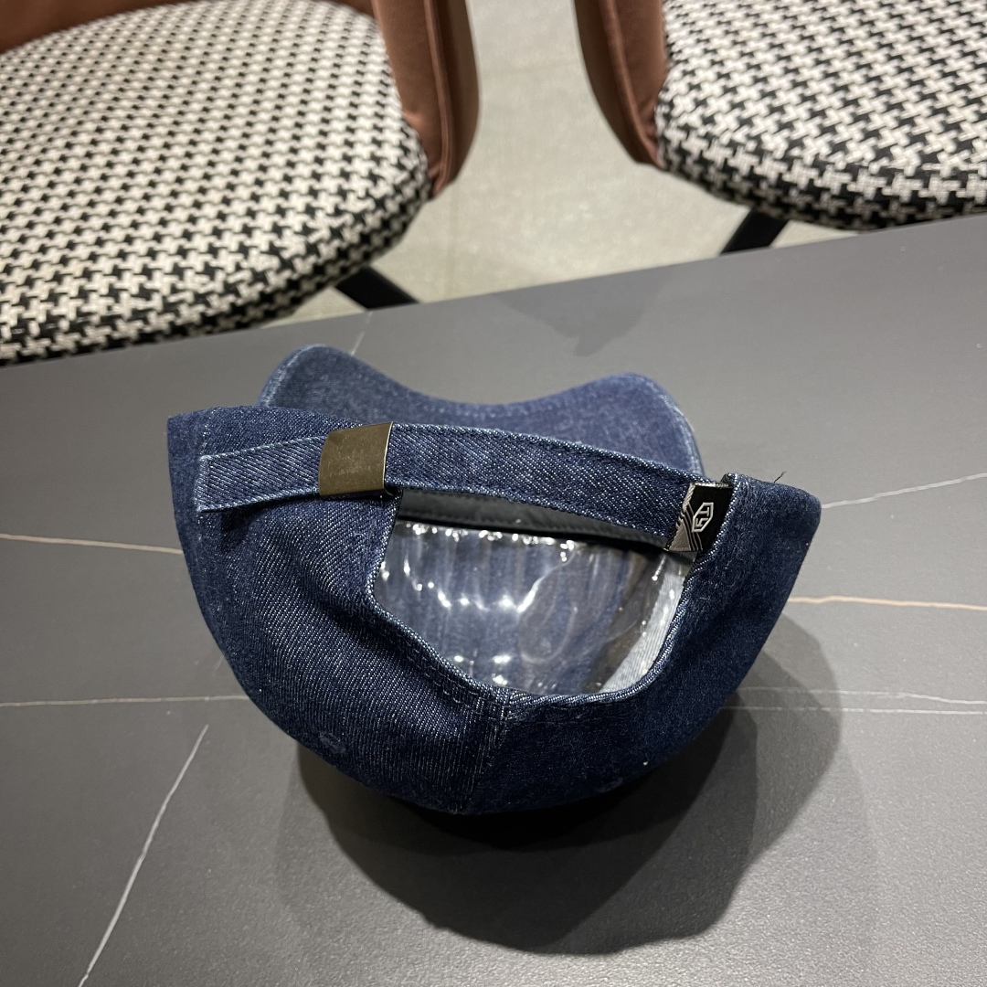  BALENCIAGA巴黎世家新款棒球帽，很酷的色系，男女佩戴都有不同style，巴黎粉必入款！