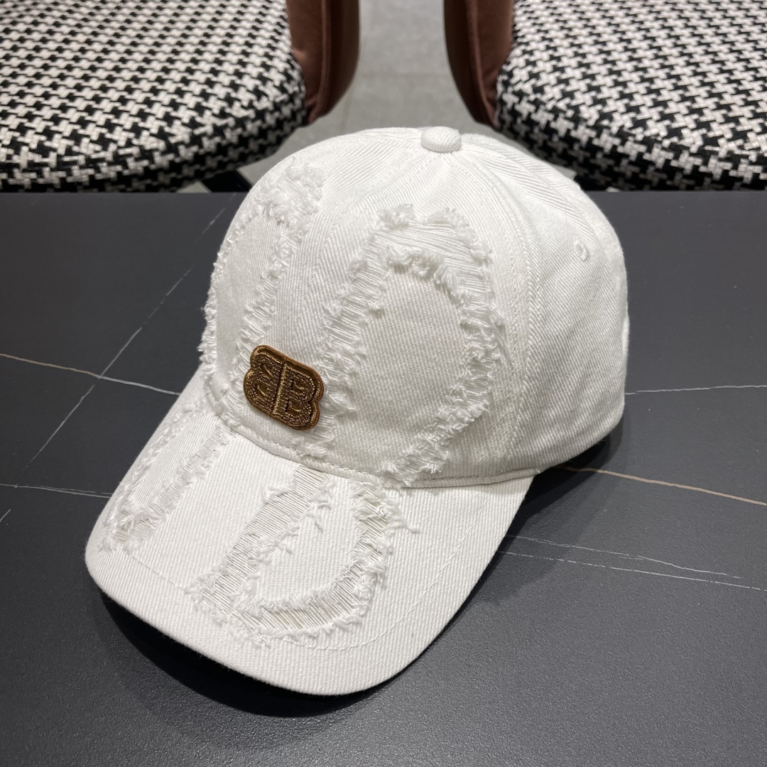  BALENCIAGA巴黎世家新款棒球帽，很酷的色系，男女佩戴都有不同style，巴黎粉必入款！