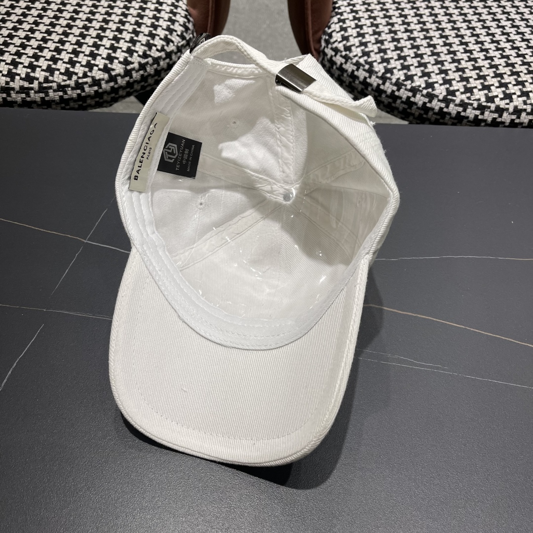  BALENCIAGA巴黎世家新款棒球帽，很酷的色系，男女佩戴都有不同style，巴黎粉必入款！