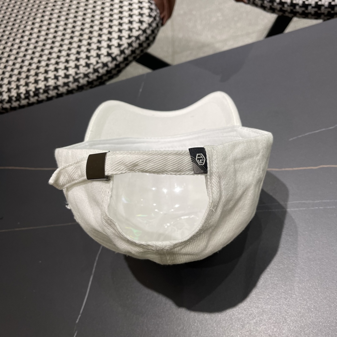  BALENCIAGA巴黎世家新款棒球帽，很酷的色系，男女佩戴都有不同style，巴黎粉必入款！