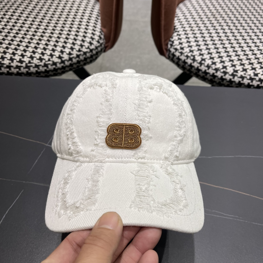  BALENCIAGA巴黎世家新款棒球帽，很酷的色系，男女佩戴都有不同style，巴黎粉必入款！