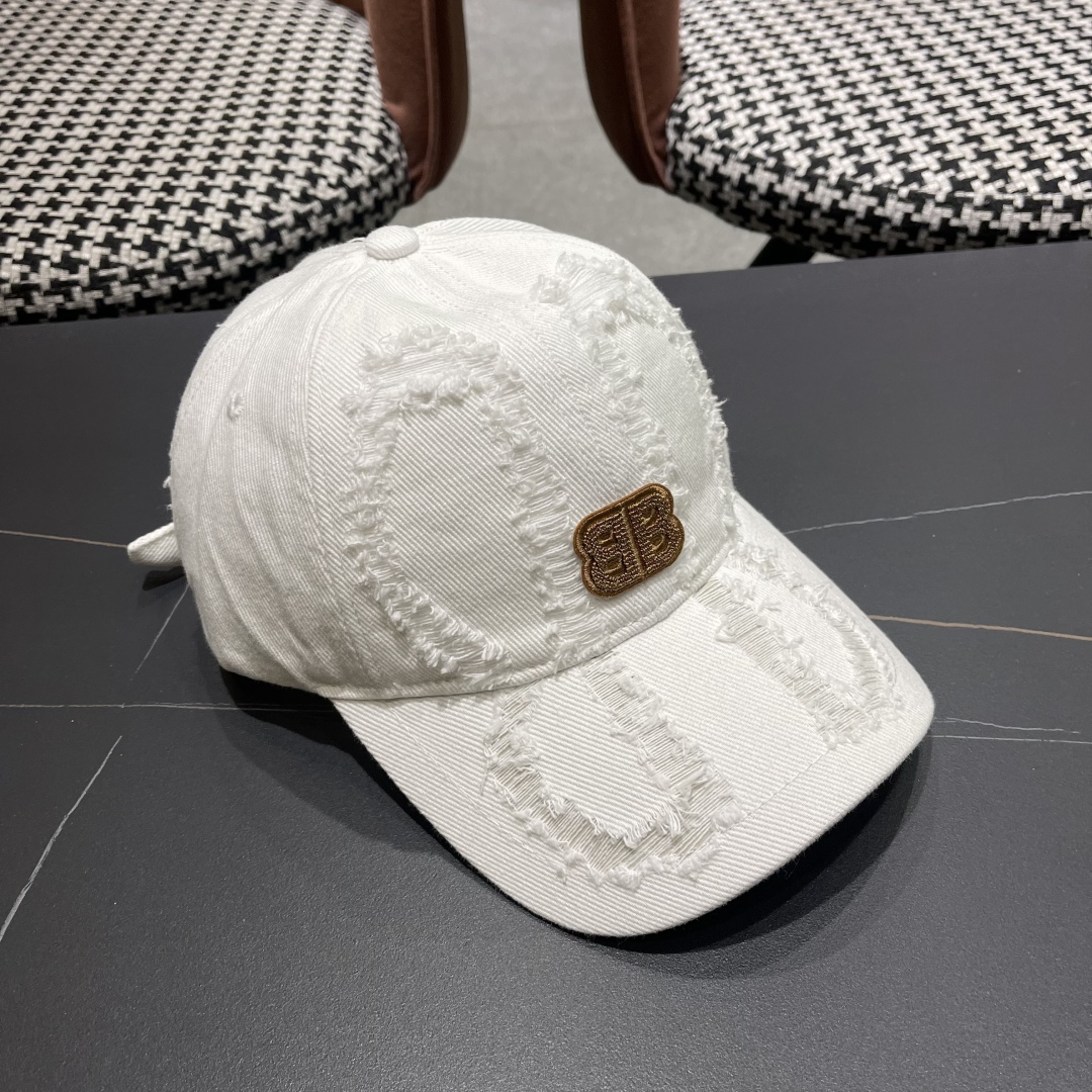  BALENCIAGA巴黎世家新款棒球帽，很酷的色系，男女佩戴都有不同style，巴黎粉必入款！