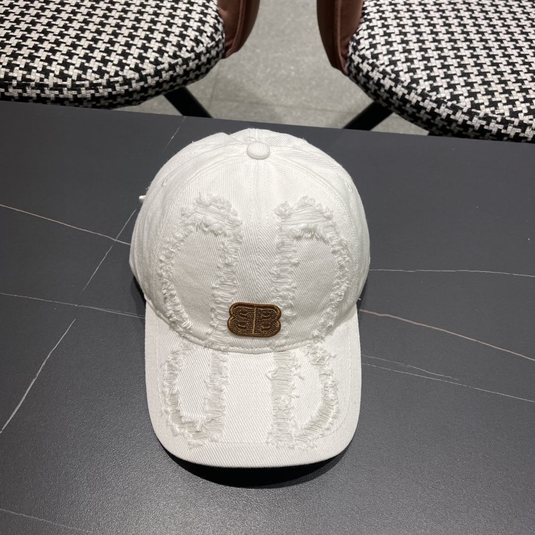  BALENCIAGA巴黎世家新款棒球帽，很酷的色系，男女佩戴都有不同style，巴黎粉必入款！