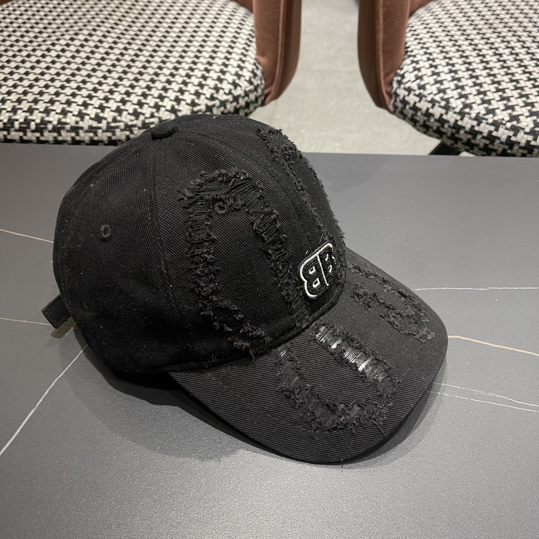  BALENCIAGA巴黎世家新款棒球帽，很酷的色系，男女佩戴都有不同style，巴黎粉必入款！