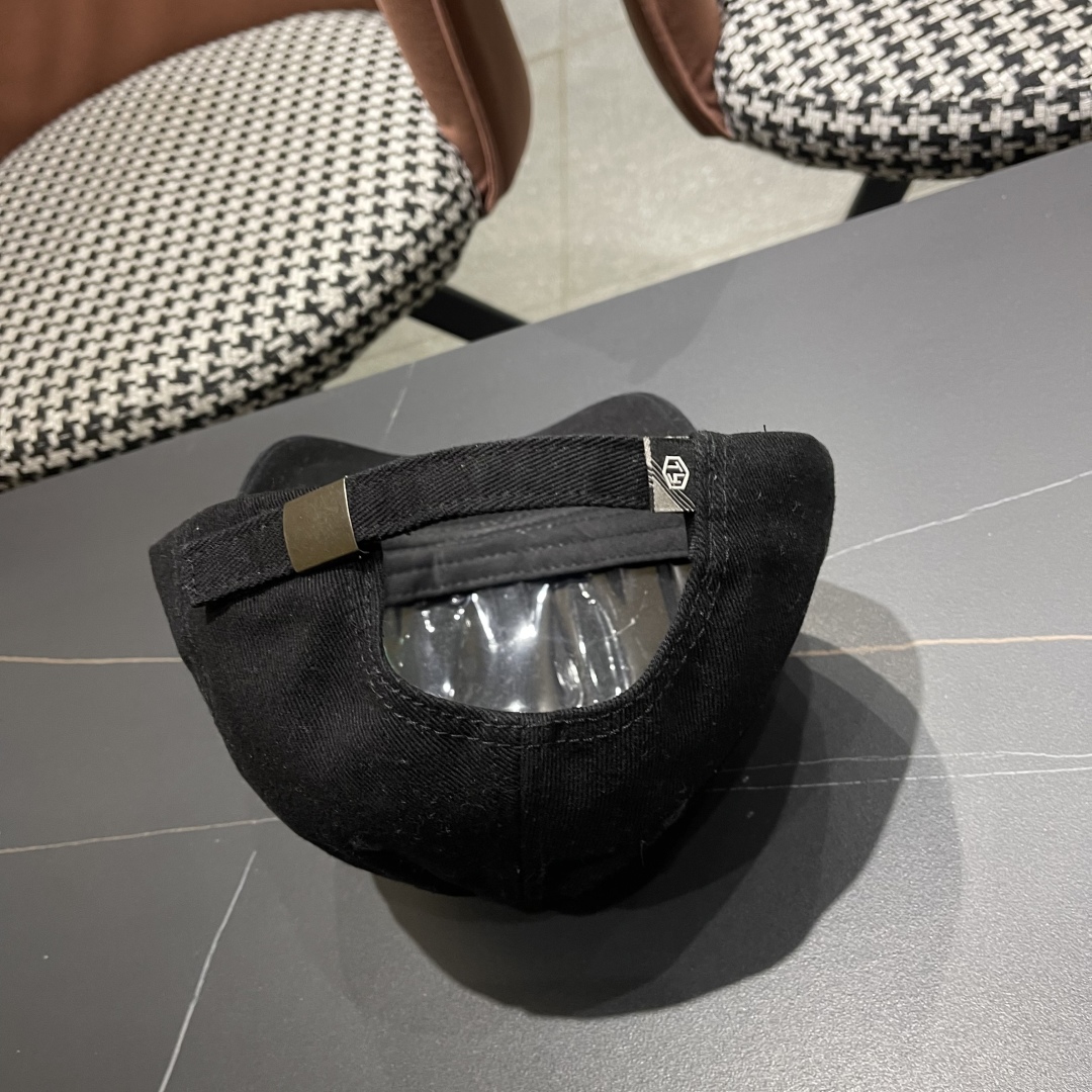  BALENCIAGA巴黎世家新款棒球帽，很酷的色系，男女佩戴都有不同style，巴黎粉必入款！