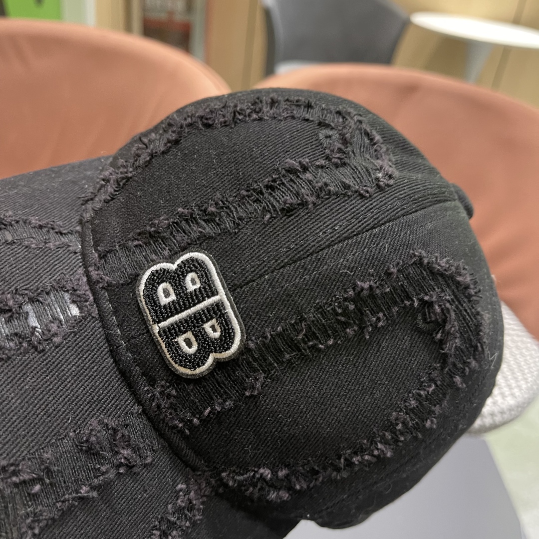  BALENCIAGA巴黎世家新款棒球帽，很酷的色系，男女佩戴都有不同style，巴黎粉必入款！