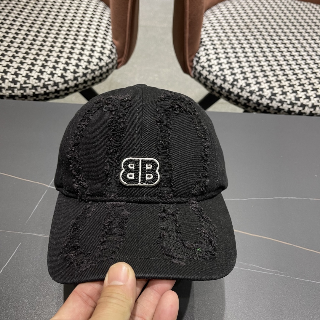  BALENCIAGA巴黎世家新款棒球帽，很酷的色系，男女佩戴都有不同style，巴黎粉必入款！