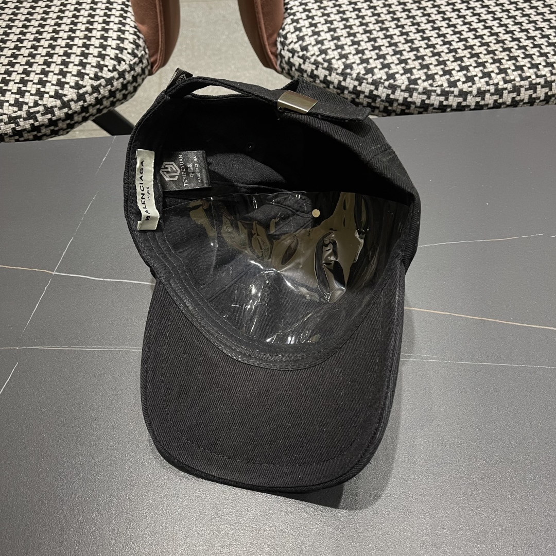  BALENCIAGA巴黎世家新款棒球帽，很酷的色系，男女佩戴都有不同style，巴黎粉必入款！