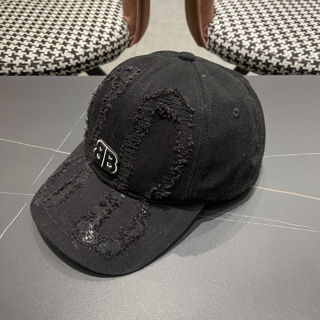  BALENCIAGA巴黎世家新款棒球帽，很酷的色系，男女佩戴都有不同style，巴黎粉必入款！