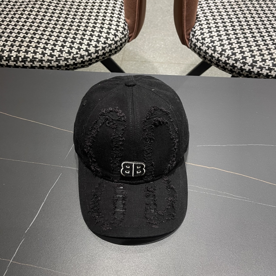  BALENCIAGA巴黎世家新款棒球帽，很酷的色系，男女佩戴都有不同style，巴黎粉必入款！