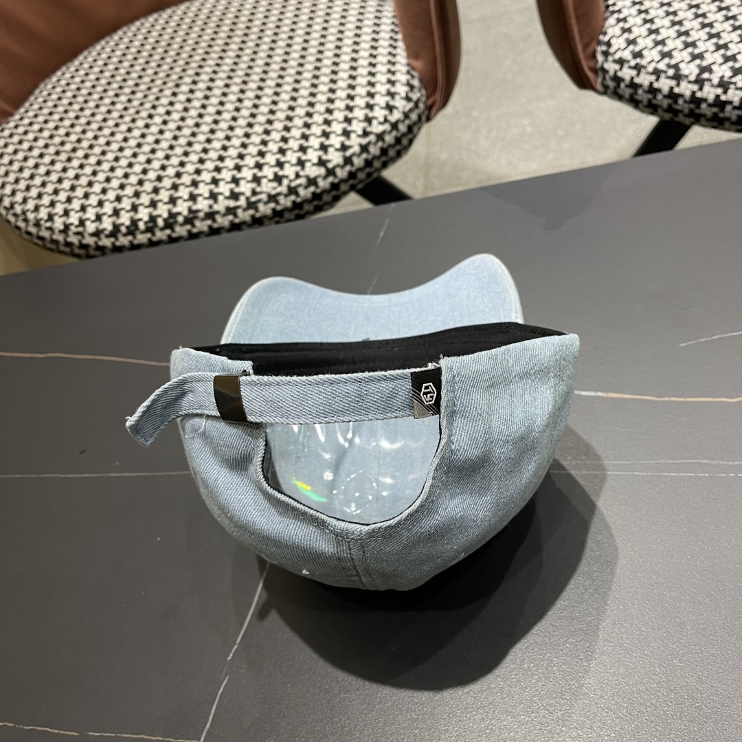  BALENCIAGA巴黎世家新款棒球帽，很酷的色系，男女佩戴都有不同style，巴黎粉必入款！